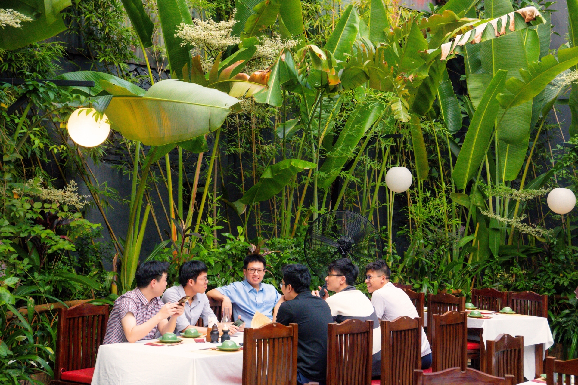 Trải nghiệm ẩm thực trong không gian nhà hàng phong cảnh tại Hà Nội
