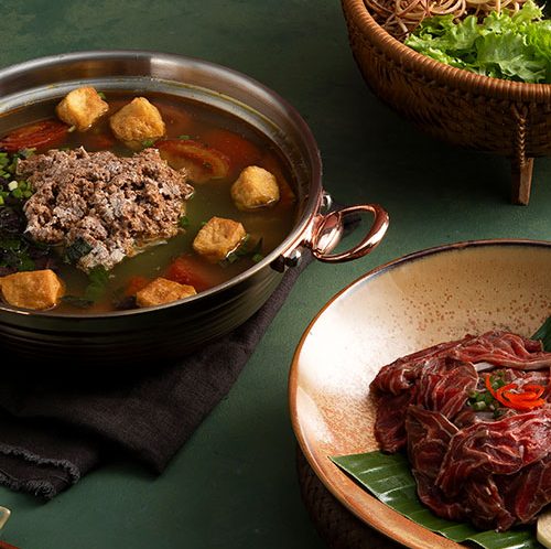 Nếu có dịp thưởng thức ẩm thực Hà Thành, bạn đừng bỏ qua món lẩu riêu cua bắp bò này.