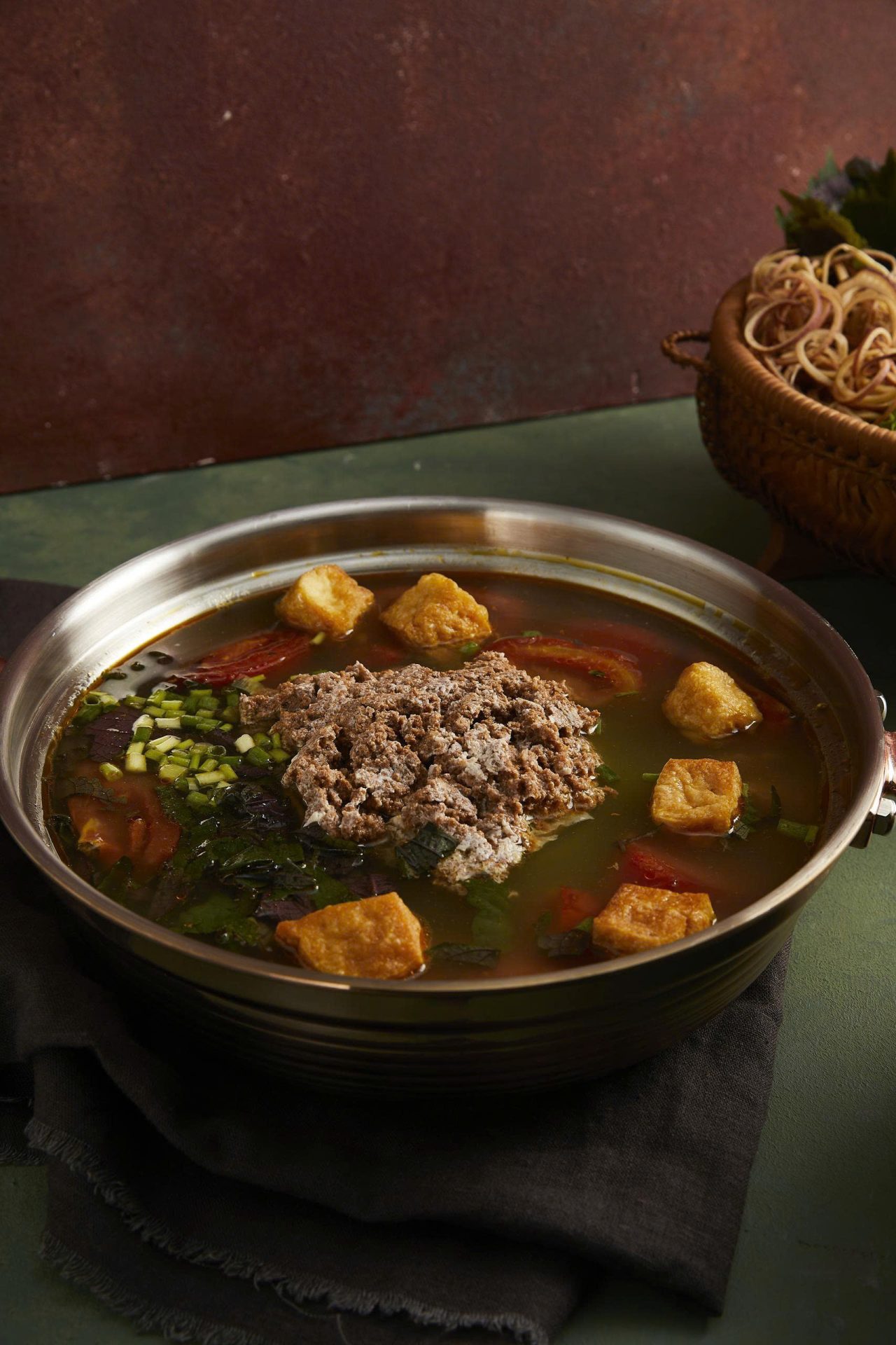 nồi lẩu riêu cua bắp bò với bắp bò thái lát tại Nhà hàng Phụng Thành