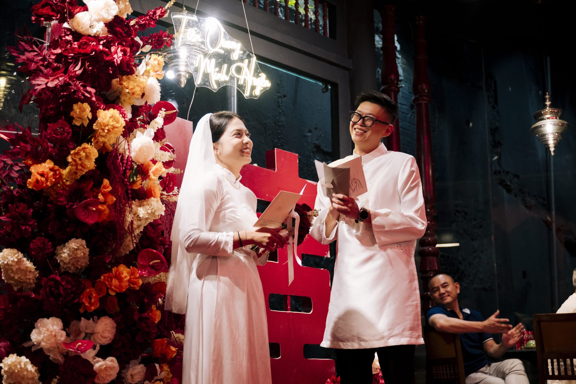 Đội ngũ nhân sự tại Phụng Thành luôn đặt sự chỉn chu, lễ nghĩa, tôn trọng gia phong lên hàng đầu, giúp ngày cưới diễn ra suôn sẻ, ấm áp và trọn vẹn.