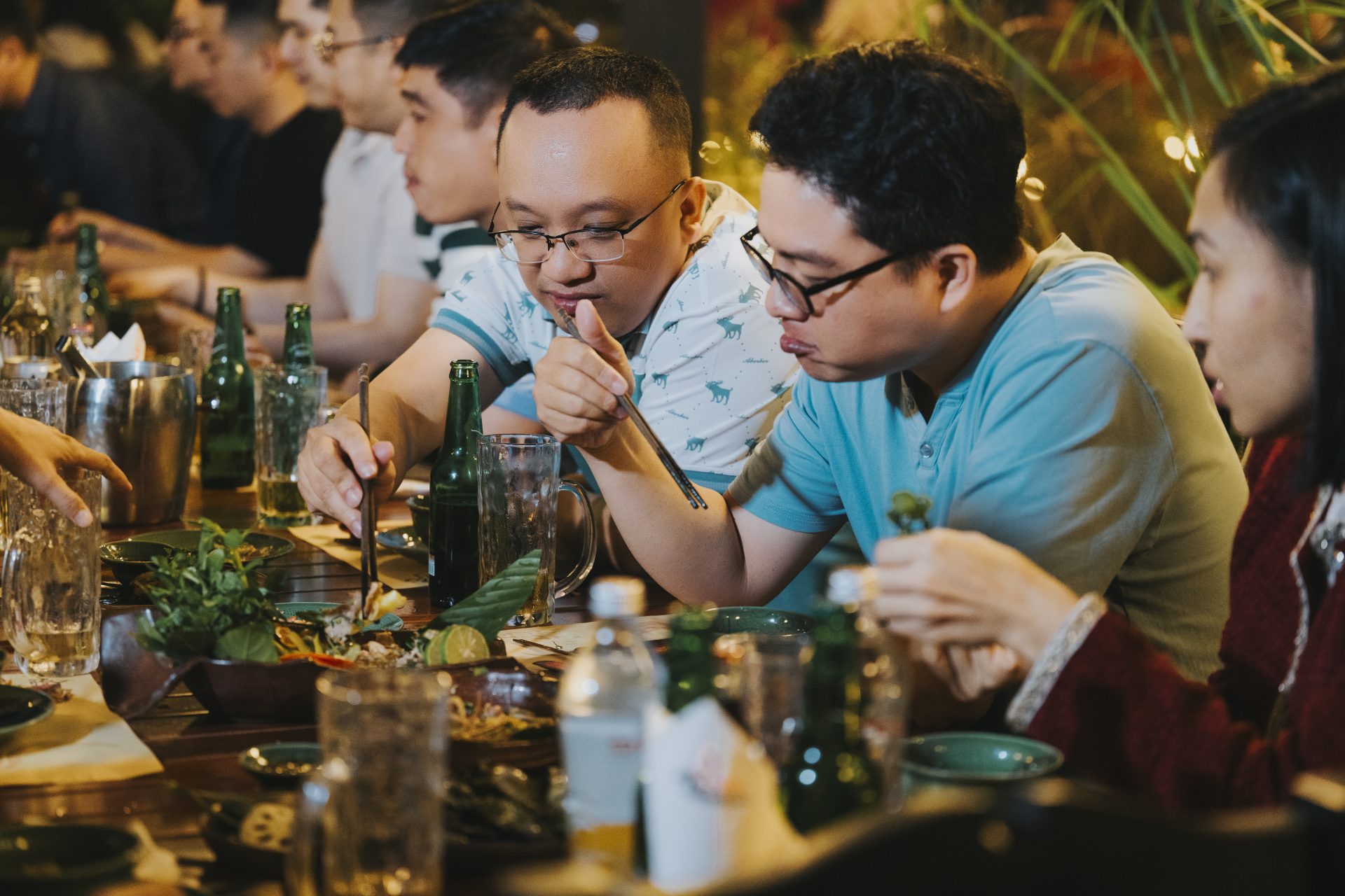 Gia đình ba thế hệ quây quần bên bữa cơm ấm cúng trong không gian sang trọng, biểu tượng của sự gắn kết văn hóa truyền thống Việt Nam.