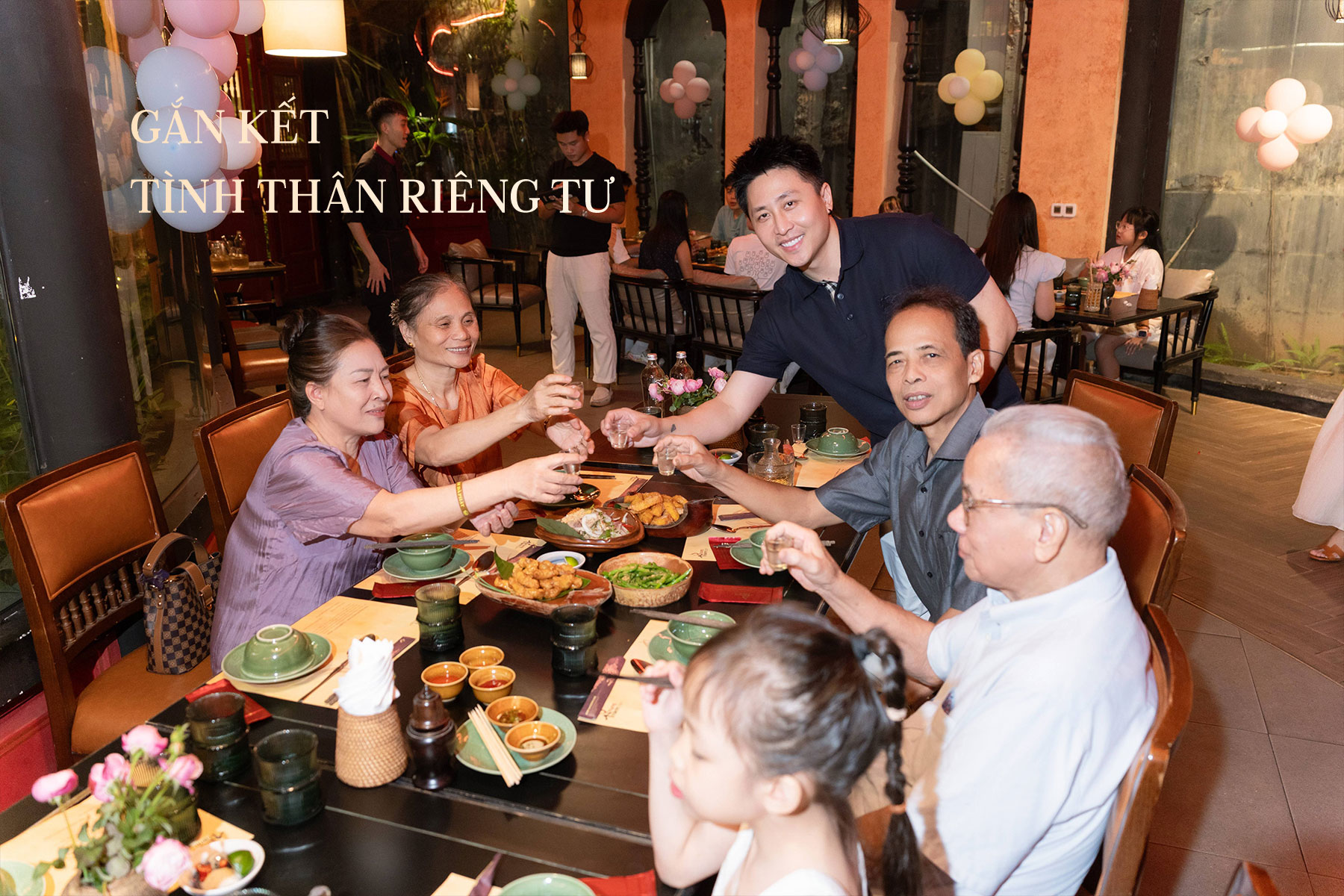 Gặp gỡ đối tác trong phòng riêng có tầm nhìn sân vườn thoáng đãng