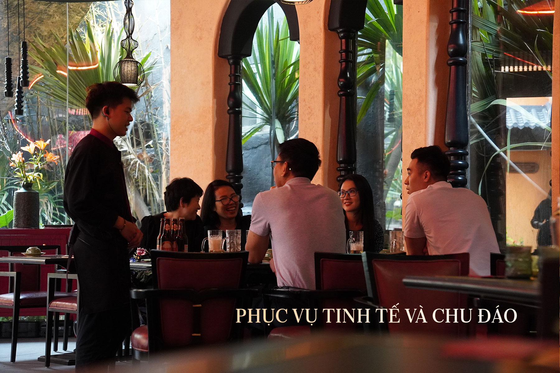 Gặp gỡ đối tác trong phòng riêng có tầm nhìn sân vườn thoáng đãng